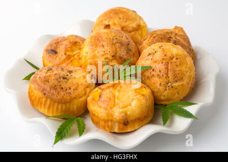 La Cannabis cupcake muffin e lascia su di una piastra Foto Stock