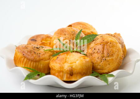 La marijuana cupcake muffin e lascia su di una piastra Foto Stock