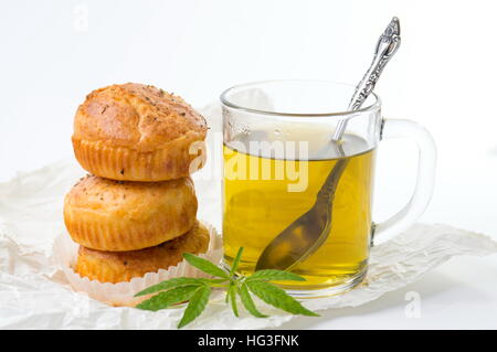 La marijuana cupcake muffin e calda tè di cannabis Foto Stock