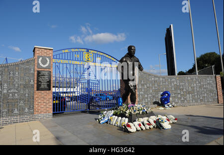 Statua di William Ralph Dixie Dean al di fuori di Everton Calcio Club Foto Stock