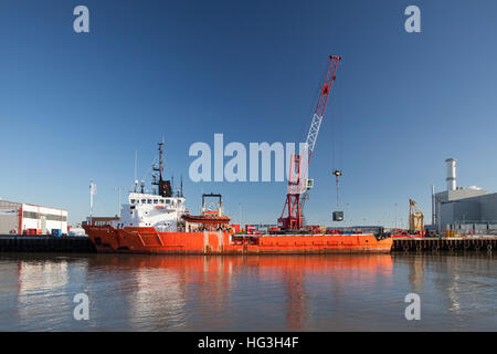 Recipiente di alimentazione Putford Voyager off-caricamento in Great Yarmouth port. Foto Stock