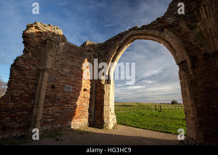 Vecchio mulino rovina presso il sito del XI secolo St Benet's Abbey in Norfolk, che mostra una parte di abbazia originale gatehouse e parete. Foto Stock