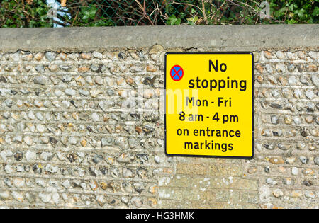 Nessun segno di arresto fissato ad una parete del Regno Unito. Foto Stock