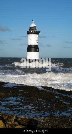 Trwyn Du Faro è un faro tra Dinmor Punto vicino Penmon Foto Stock