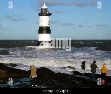 Trwyn Du Faro è un faro tra Dinmor Punto vicino Penmon Foto Stock