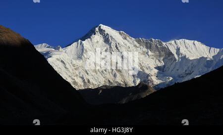 Alta montagna dell'Himalaya. Ghiacciaio coperto Cho Oyu. Vista da Gokyo. Foto Stock