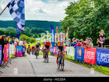 Nicola Juniper getta le mani in aria per festeggiare la conquista del Ryedale Grand Prix Foto Stock