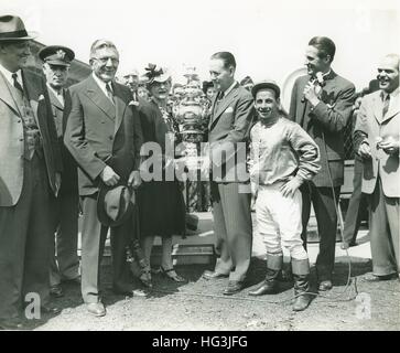 Presentazione dei vincitori del trofeo 1943 preakness vinta dalla flotta di conteggio. presente (l a r) sono grandi gen milton un reckard, Mr & Mrs john d. hertz, gv. herbert r. O'Conor del Maryland, jockey johnny longden, Henry parr 3rd, presidente di Pimlico. foto di bert morgan Foto Stock