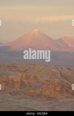 Il vulcano Licancabur dalla Valle della Luna Foto Stock