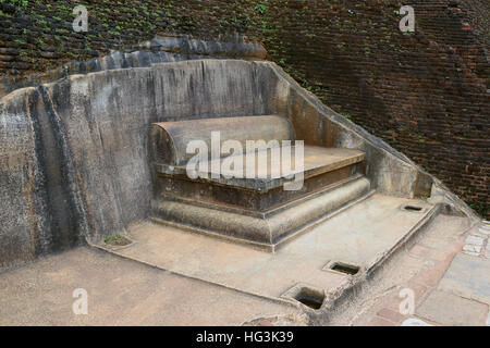 Royal trono di pietra sulla sommità della Roccia di Sigiriya, Sri Lanka Foto Stock