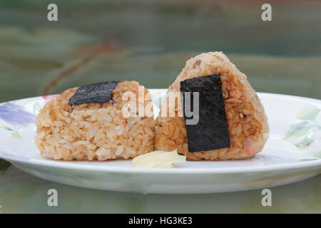 Il cibo giapponese, riso appiccicoso Onigiri a sfera Foto Stock