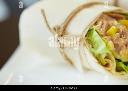 Rotoli in lavash con verdure Foto Stock