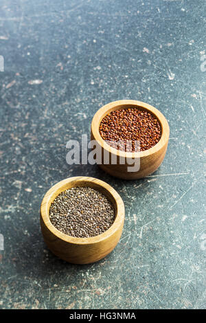 Super. Quinoa rosso e semi di chia nel recipiente di legno. Foto Stock