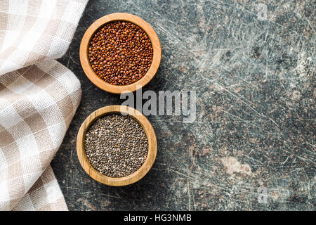 Super. Quinoa rosso e semi di chia nel recipiente di legno. Vista dall'alto. Foto Stock