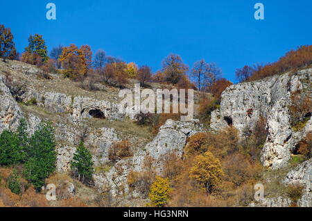 Magnifica Lakatnik rocce in piena altezza, Iskar river contaminano, provincia di Sofia, Bulgaria Foto Stock