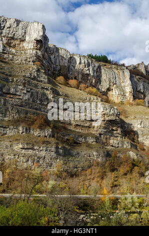 Magnifica Lakatnik rocce in piena altezza e strada, Iskar river contaminano, provincia di Sofia, Bulgaria Foto Stock