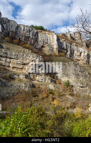 Magnifica Lakatnik rocce in piena altezza e strada, Iskar river contaminano, provincia di Sofia, Bulgaria Foto Stock