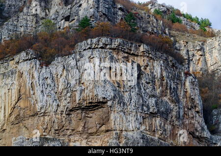 Magnifica Lakatnik rocce in piena altezza, Iskar river contaminano, provincia di Sofia, Bulgaria Foto Stock