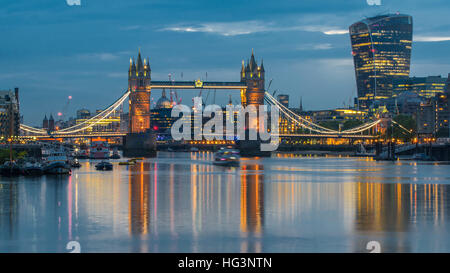 Il Tower Bridge e 20 Fenchurch Street da Bermondsey Foto Stock