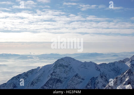 Vista cime delle montagne degli Alti Tatra dal picco di Lomnicky, Tatranska Lomnica, Slovacchia. Foto Stock