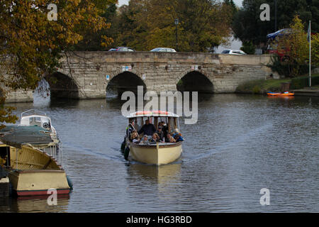 Imbarcazioni da diporto sul fiume Avon a Stratford Foto Stock