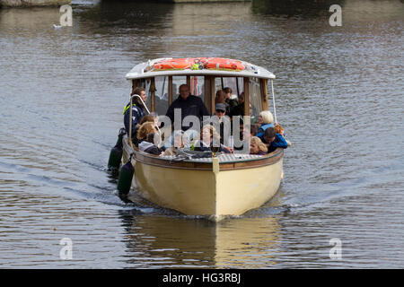 Imbarcazioni da diporto sul fiume Avon a Stratford Foto Stock