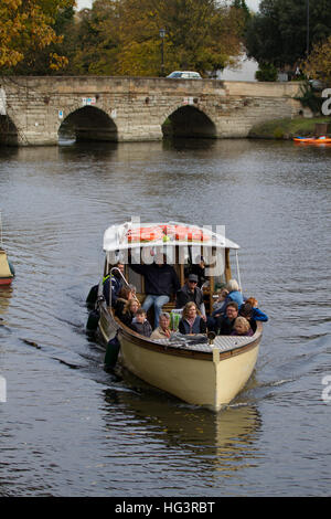 Imbarcazioni da diporto sul fiume Avon a Stratford Foto Stock