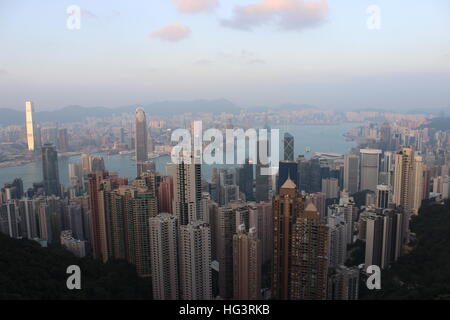 Una vista dal Victoria Peak affacciato su Central, Hong Kong, Cina Foto Stock