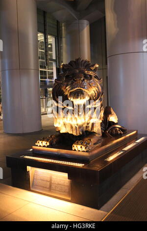 Una statua di Lion al di fuori di un edificio per uffici nel centro di Hong Kong, Cina, Asia Foto Stock