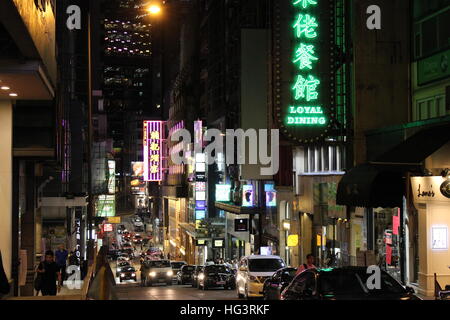 La vita notturna di strada in Tsim Sha Tsui, Kowloon Hong Kong Foto Stock