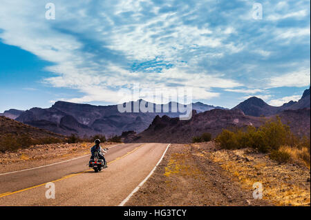 Biker guida su autostrada sul percorso leggendario 66 a Oatman, Arizona. Foto Stock