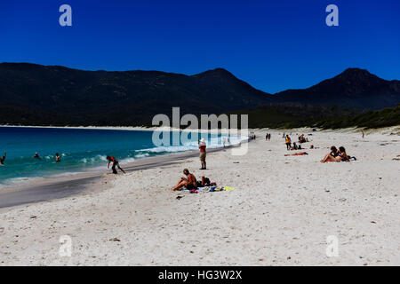 Prendere il sole sul Wineglass Bay beach in Tasmania, Australia. Foto Stock