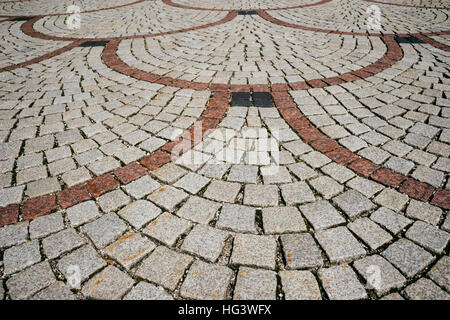 Decorative pavimentazione pedonale, mosaico in ciottoli di sfondo. Grandangolo, il fuoco selettivo Foto Stock