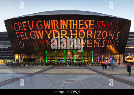 Il Cardiff Wales Millennium Centre arts complex illuminato di sera presto, Cardiff Bay, Glamorgan, Wales, Regno Unito Foto Stock