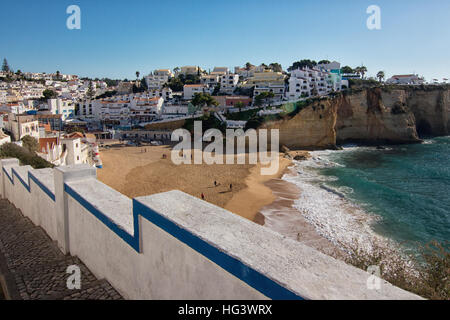 Vista del Monte Carvoeiro, Lagoa, Algarve Portogallo, la spiaggia e la città Foto Stock