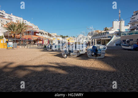 Vista del Monte Carvoeiro, Lagoa, Algarve Portogallo, la spiaggia e la città Foto Stock