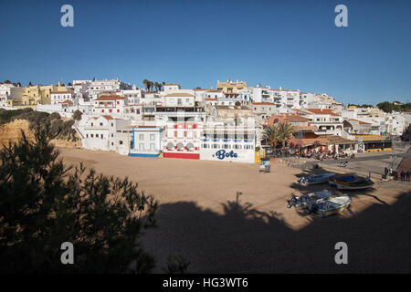 Vista del Monte Carvoeiro, Lagoa, Algarve Portogallo, la spiaggia e la città Foto Stock