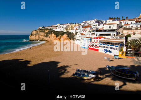 Vista del Monte Carvoeiro, Lagoa, Algarve Portogallo, la spiaggia e la città Foto Stock