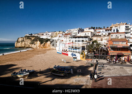 Vista del Monte Carvoeiro, Lagoa, Algarve Portogallo, la spiaggia e la città Foto Stock