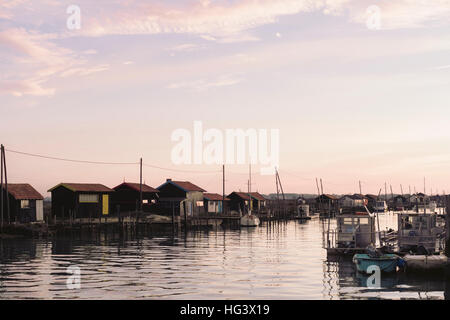 La Tremblade, Francia, Charente-Maritime,porto,oyster, rifugi, acqua, barca Foto Stock