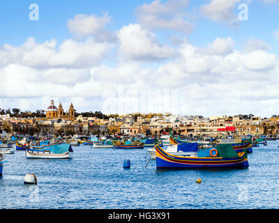 Luzzu Maltese tradizionale barca da pesca - Porto di Marsaxlokk, Malta Foto Stock