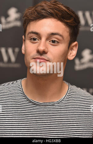 Tom Daley,libro firma di "Tom's piano giornaliero' Waterstones,Bluewater,Kent.UK Foto Stock