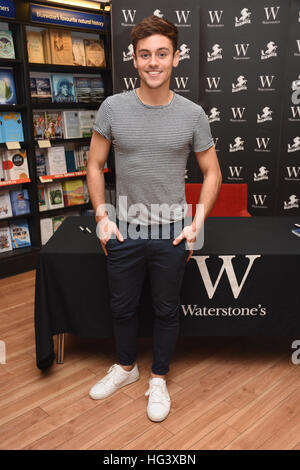 Tom Daley, firma del libro di "Tom's Daily Plan", Waterstones, Bluewater, Kent. REGNO UNITO Foto Stock