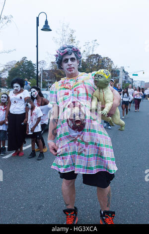 Gli zombie a piedi sul lungomare e attraverso le strade di Asbury Park, NJ durante l annuale Zombie a piedi il 5 ottobre 2013. Foto Stock