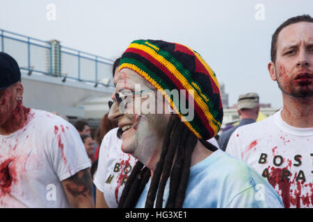 Gli zombie a piedi sul lungomare e attraverso le strade di Asbury Park, NJ durante l annuale Zombie a piedi il 5 ottobre 2013. Foto Stock