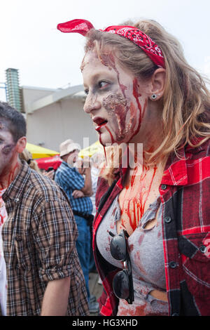 Gli zombie a piedi sul lungomare e attraverso le strade di Asbury Park, NJ durante l annuale Zombie a piedi il 5 ottobre 2013. Foto Stock