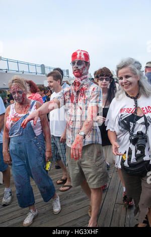 Gli zombie a piedi sul lungomare e attraverso le strade di Asbury Park, NJ durante l annuale Zombie a piedi il 5 ottobre 2013. Foto Stock