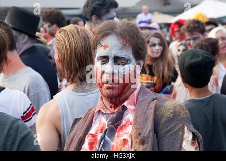 Gli zombie a piedi sul lungomare e attraverso le strade di Asbury Park, NJ durante l annuale Zombie a piedi il 5 ottobre 2013. Foto Stock