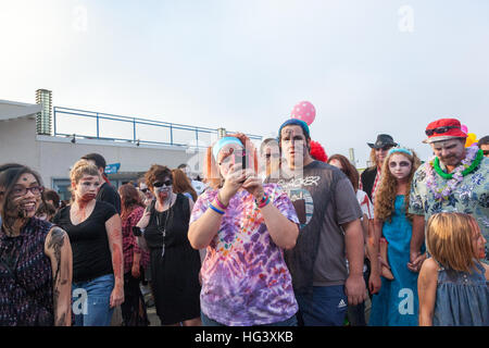 Gli zombie a piedi sul lungomare e attraverso le strade di Asbury Park, NJ durante l annuale Zombie a piedi il 5 ottobre 2013. Foto Stock