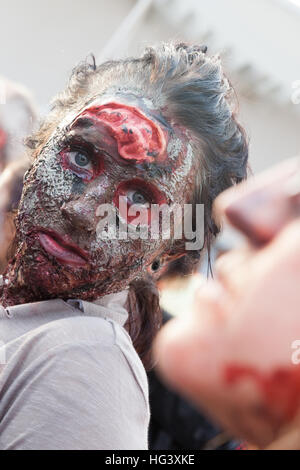 Gli zombie a piedi sul lungomare e attraverso le strade di Asbury Park, NJ durante l annuale Zombie a piedi il 5 ottobre 2013. Foto Stock